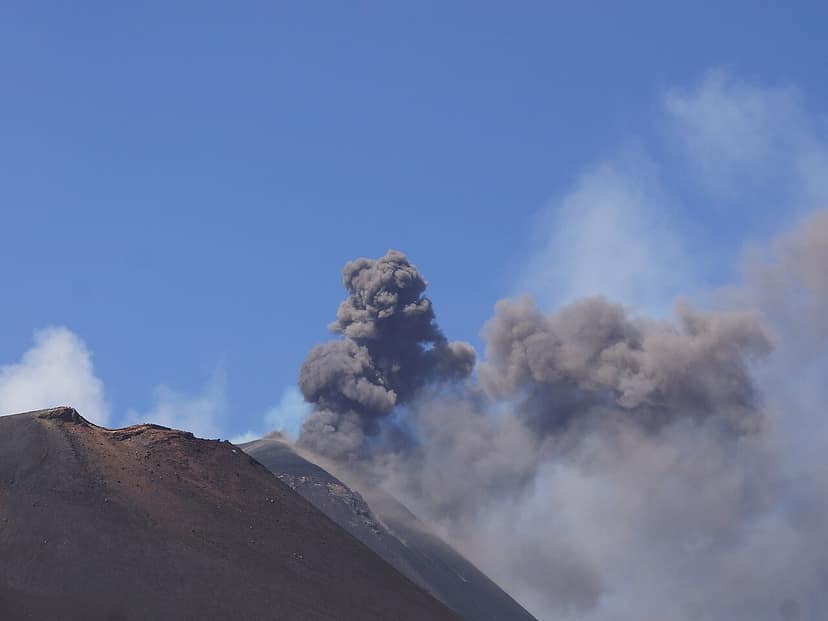 Ätna verursacht anhaltende Flugausfälle in Catania