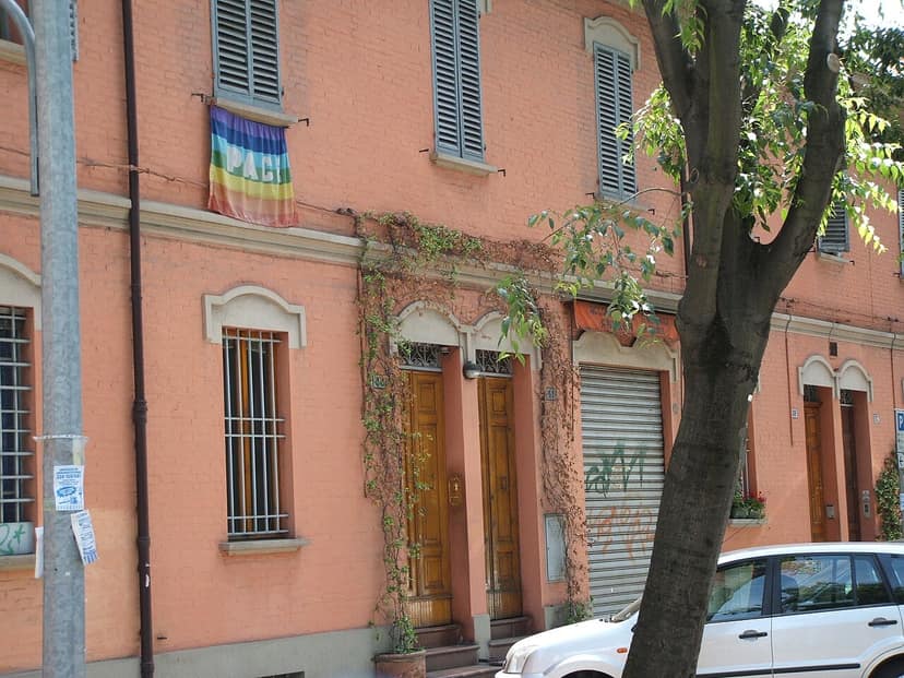 Un tributo a Guccini in via Paolo Fabbri a Bologna