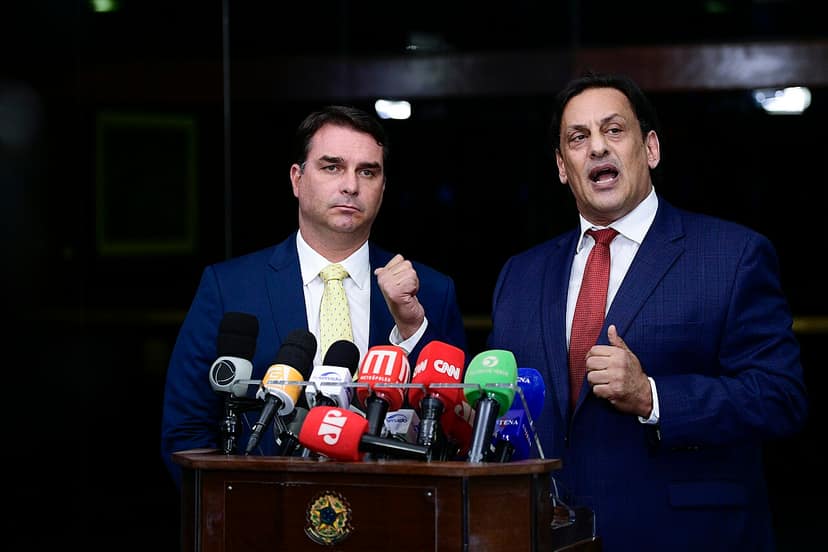 Flávio Bolsonaro apresenta plano de governo com limites ao STF e novo teto de gastos
