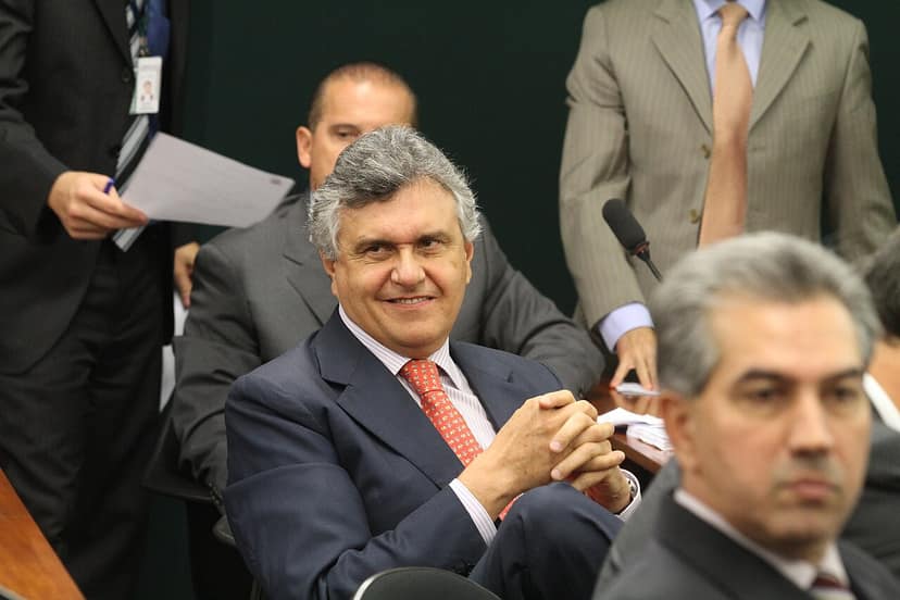 Caiado critique Flávio Bolsonaro sur son parcours politique