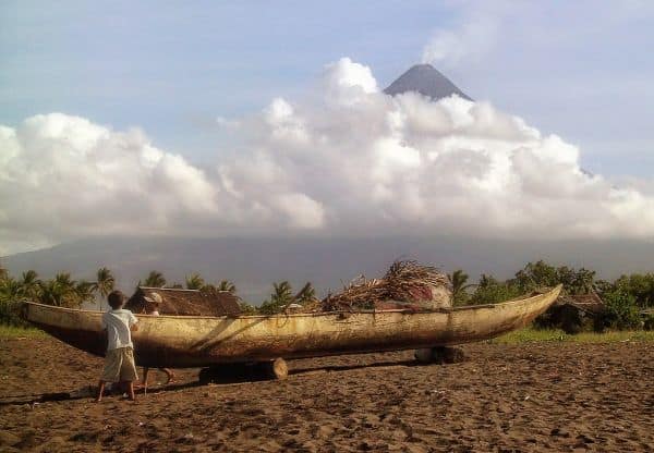 Deslizamentos e Inundações Interrompem Viagens no Nordeste de Luzon com a Persistência das Chuvas Monçónicas