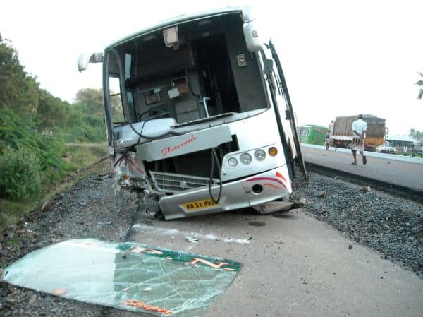 40 heridos al caer un autobús de un puente en Andhra Pradesh