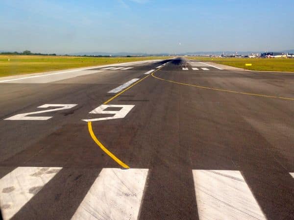 Aereo da addestramento fuori pista all'aeroporto di Baramati; tutti gli occupanti sono salvi
