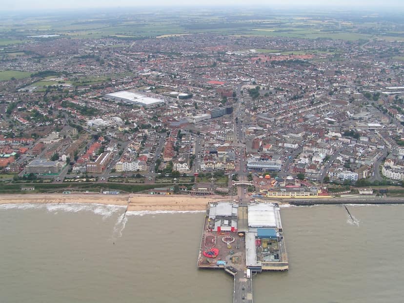 Nigel Farage takes on Count Binface in Clacton-on-Sea