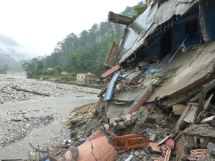 Inondations soudaines à Chamoli, Uttarakhand, détruisent un pont Bailey