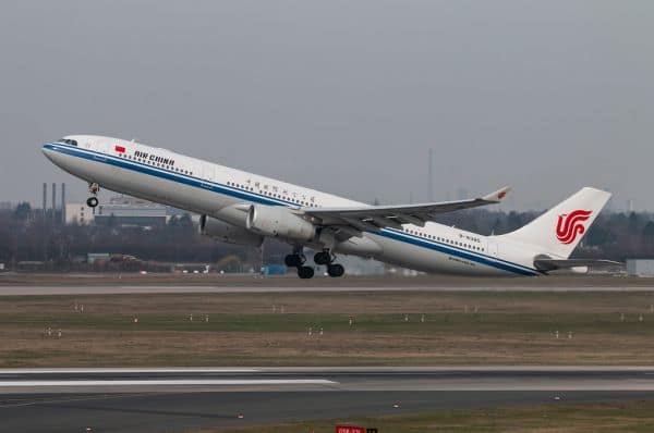 Comac C919 completa primeiro voo regular internacional para Pequim