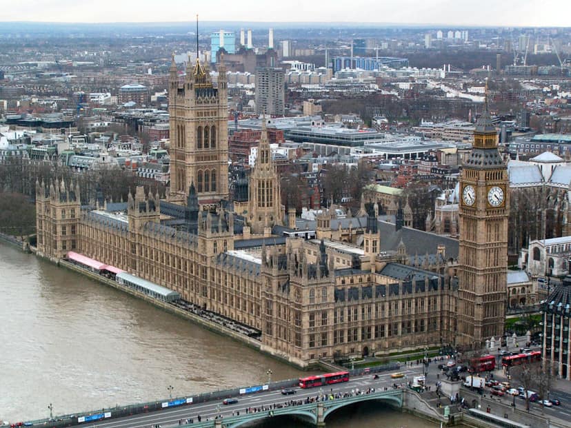 Le banche britanniche riportano profitti elevati, cresce il dibattito sulla tassa sugli extra-profitti