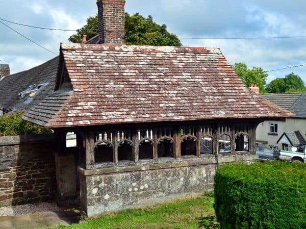 I lutti si radunano per il funerale di Ann Widdecombe nel Devon