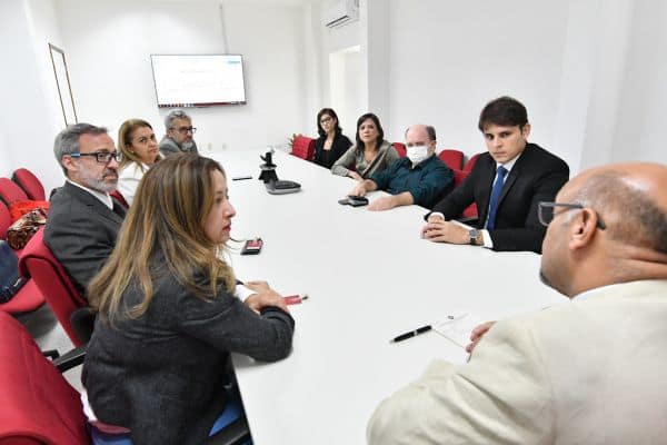 Atriz indiana Nikita Rawal comenta sobre assédio sofrido em evento