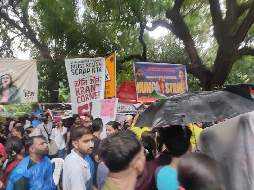 Delhi Polizei weist übermäßige Gewalt während Studentenprotesten zurück