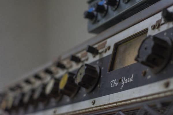 Premier League wird Spieler-Schiedsrichter-Audio erstmals live übertragen