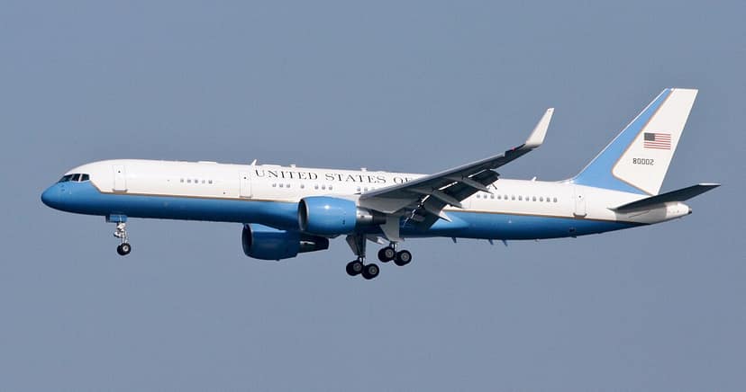 Trump wechselt heimlich das Flugzeug nach NATO-Gipfel wegen iranischer Drohungen