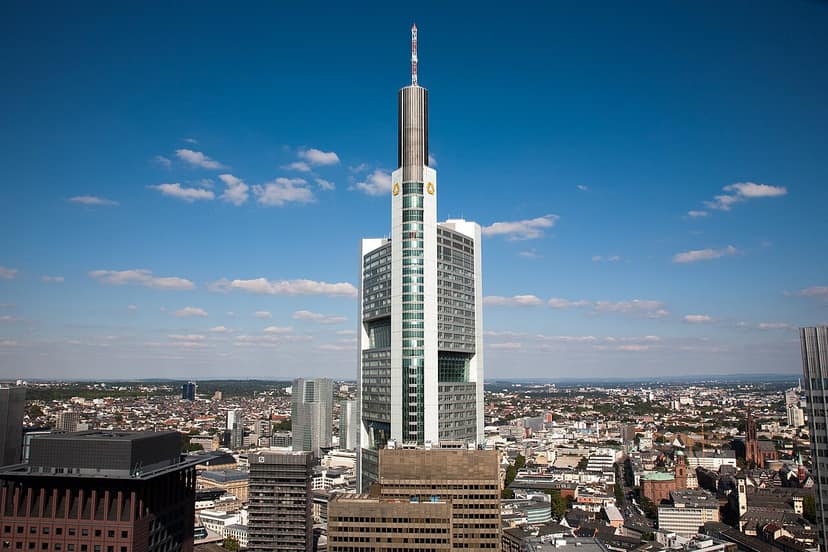 Commerzbank aumenta i profitti e avvia colloqui con UniCredit