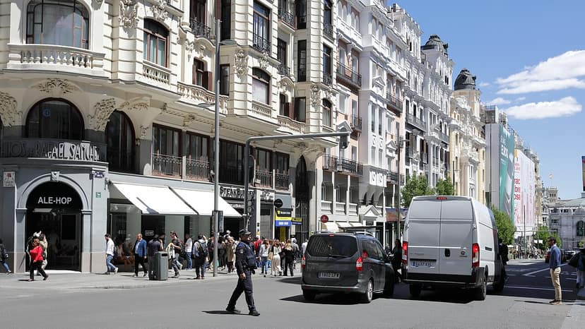 El tifón "Dolphin" provoca cortes de electricidad y cancelaciones de vuelos