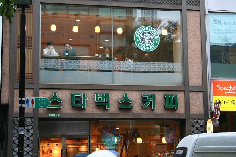 Polícia realiza operação na sede da Starbucks Coreia em meio a reação pública