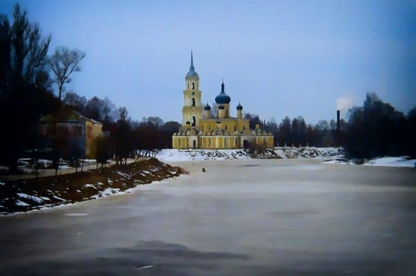 Rússia Proíbe o Partido Anti-Guerra Yabloko de Concorrer às Eleições Parlamentares