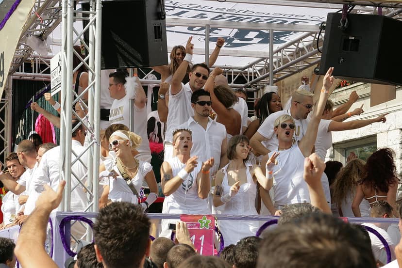 La Street Parade di Zurigo attira centinaia di migliaia di persone