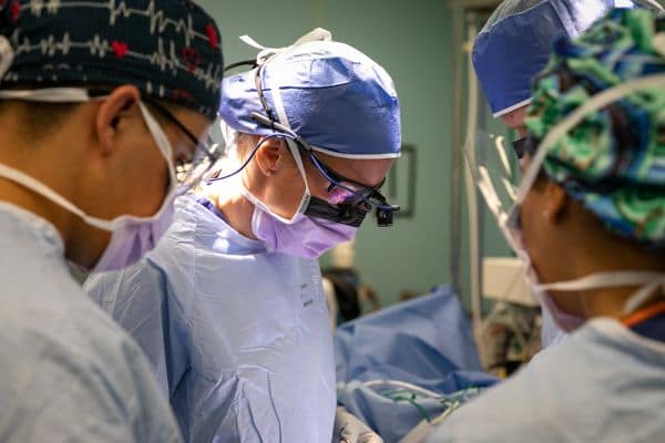 El primer ministro malayo Anwar Ibrahim se somete a una exitosa cirugía de hernia