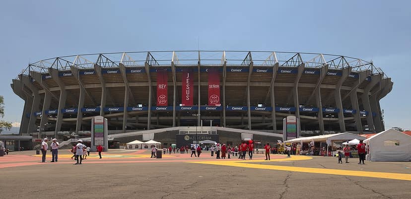 Delay of the match between Mexico and Canada at Estadio Azteca due to bad weather