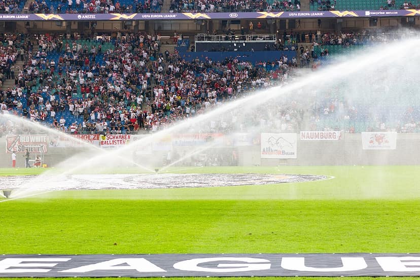 Treinador do Hearts analisa duelo com o Benfica na Liga Europa