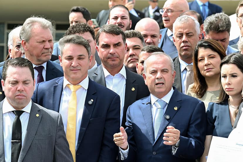Flávio Bolsonaro accuse Moraes d'agir en faveur de Lula