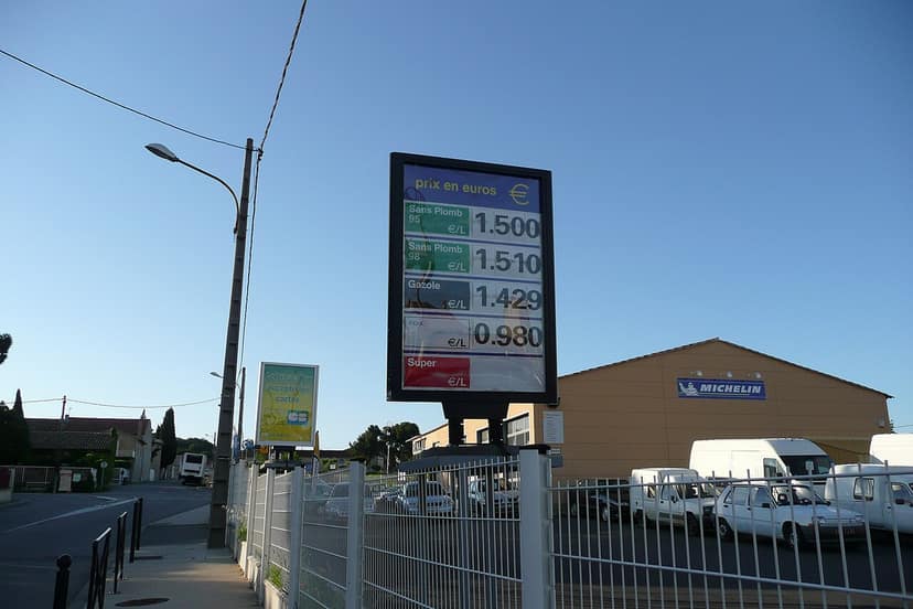 Il prezzo del SP95-E10 scende sotto i due euro al litro