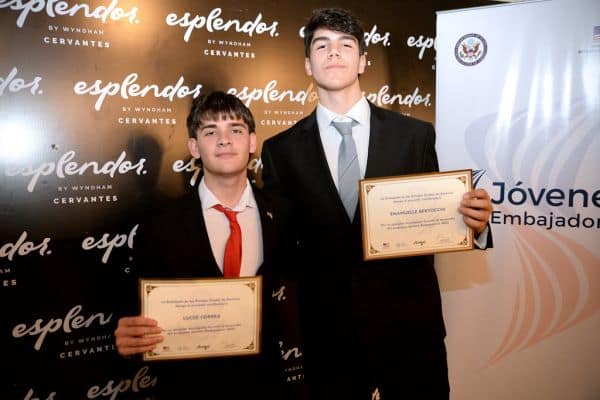 Cristian Castro celebra su graduación de preparatoria en vivo