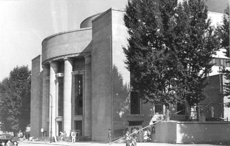 Ouverture d'une piscine temporaire au Volksbühne de Berlin