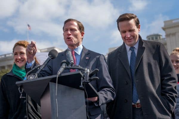 Des sénateurs américains demandent des explications après un don de bijou à Trump par des diamantaires d'Anvers